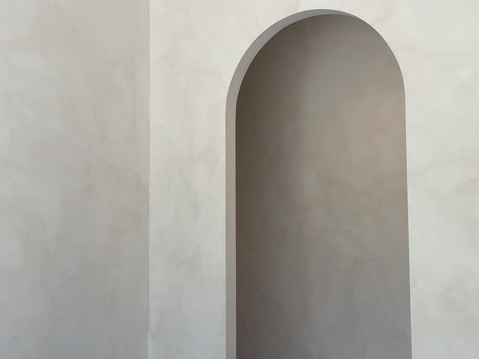 Limewash arched wall niche